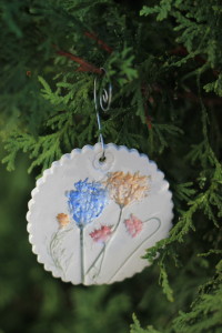 Beautiful white clay with tiny Queen Anne's Lace flowers placed and impressed into the ornament. Bring a little summer to your Christmas Tree! 