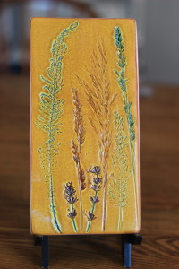 Some sweet end of season lavender along with some natural grasses and ferns adorn this tile. 